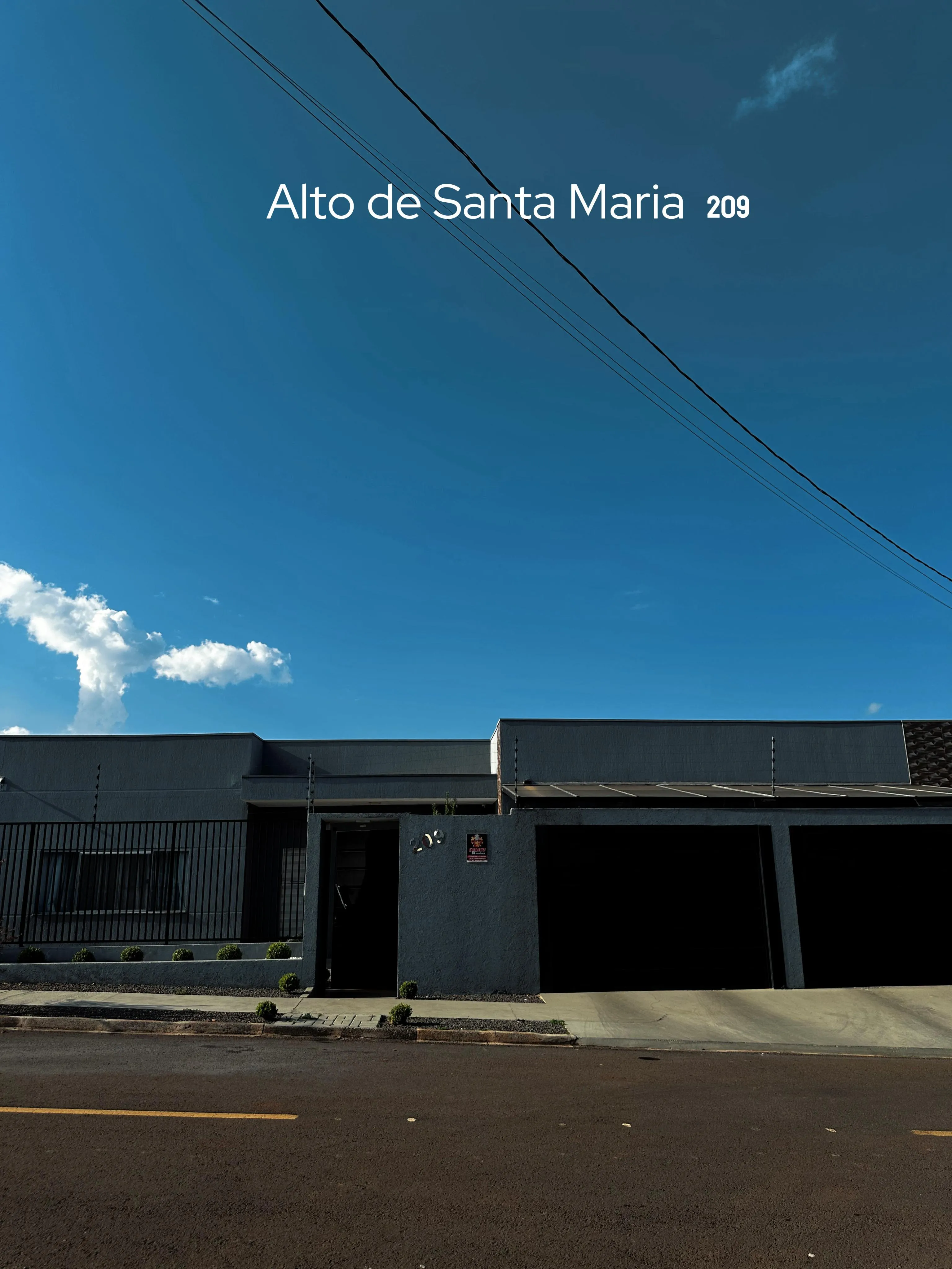 Residência em alvenaria semimobiliada – Alto de Santa Maria